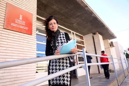 Esther Pascual, portavoz en Elche de la plataforma e familiares de usuarios de residencias de la comunidad valenciana, en la entrada la residencia de la tercera edad de Altabix.