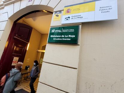 Entrada de la biblioteca Almudena Grandes de Logroño (La Rioja).