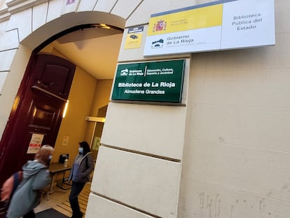 Entrada de la biblioteca Almudena Grandes de Logroño (La Rioja).