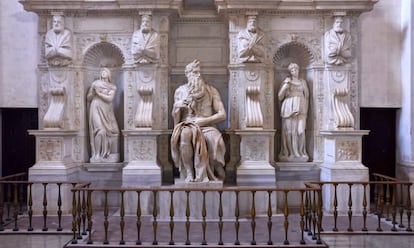 En Monti encontraremos también una de las joyas artísticas de Roma: la Basílica di San Pietro in Vincoli, del siglo V, que alberga el colosal 'Moisés' de Miguel Ángel (en la foto). La otra joya de esta iglesia son los grilletes con los que, supuestamente, se encadenó a San Pedro cuando fue encarcelado en el Carcere Mamertino (cerca del Foro romano). De hecho, esta basílica se construyó expresamente para albergar dicha reliquia.