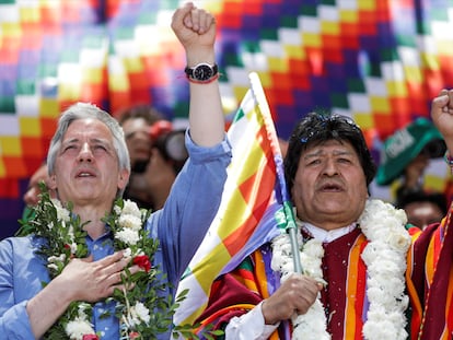 Evo Morales y Álvaro García Linera levantan sus puños durante una caravana en Uyuni, Bolivia, en 2020.