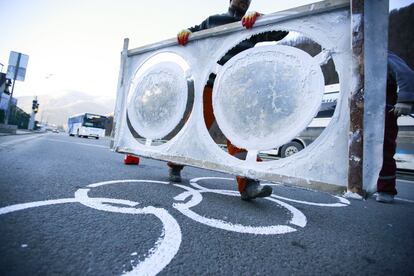 Unos trabajadores trasladan el molde con el que se imprimen los anillos olímpicos en las calles de Krasnaya Polyana, Rusia. El carril es de acceso exclusivo para el transporte olímpico y vehículos oficiales durante los juegos de Sochi.