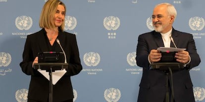 La jefa de la diplomacia europea, Federica Mogherini, y el ministro de Exteriores iran&iacute;, Mohamed Javad Zarif, en el anuncio del fin de las sanciones.