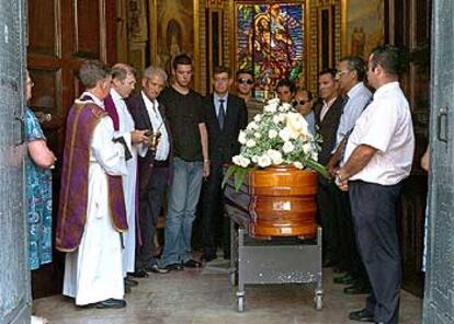 Familiares de Mercedes Bueno, la mujer asesinada el domingo, a la salida de la iglesia de San Cristobal.