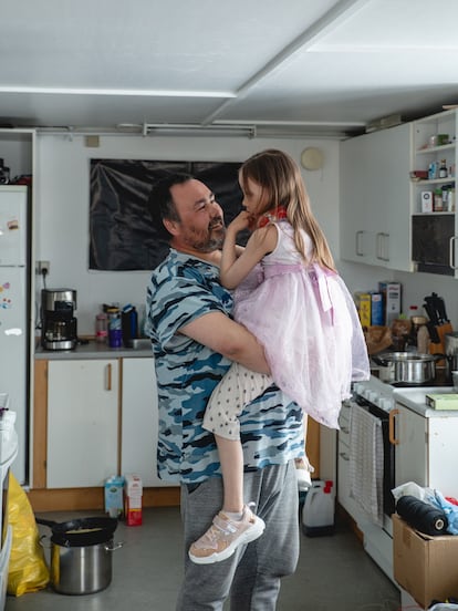 Johny Jensen con su hija Sira en brazos en su casa de Qaanaaq.