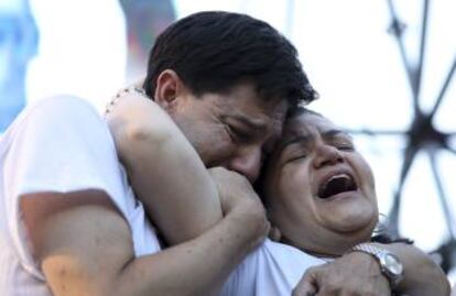 Los padres de Fernando Báez lloran durante la marcha en Buenos Aires.