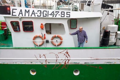 Josu Zaldumbide observa los desperfectos en el barco 'Hermanos Busto' a su llegada al puerto de Ondarroa.