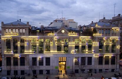 La terraza de La Casa Encendida volverá a transformarse este verano en 'La Terraza Magnética’' con un nuevo ciclo de cine al aire libre y conciertos al atardecer todos los fines de semana de julio y agosto en una programación que girará en torno a la exposición 'Un encuentro vegetal'. Durante las sesiones de cine se proyectarán largometrajes cuyo nexo común será el mundo vegetal, como 'Aguirre, la cólera de Dios', de Werner Herzog; 'Old Joy', de Kelly Reichardt; 'Tropical Malady', de Apichatpong Weerasethakul; 'Taming in the garden', de Salomé Jashi, o 'Little Joe', de Jessica Hausner. Los conciertos de los domingos –que también se podrán seguir en el canal de Youtube de La Casa Encendida– tendrán como artistas invitados a Angélica Salvi, Ale-Hop, Bikoko, Verde Prato, Molero, Ikram Bouloum, entre otros.