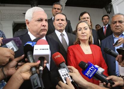 El presidente de Panamá, Ricardo Martinelli, junto a la ministra española de Fomento, Ana Pastor.