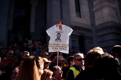 Una camiseta con una frase en contra del presidente del Gobierno, Pedro Sánchez, durante la protesta contra la amnistía celebrada en Madrid. 