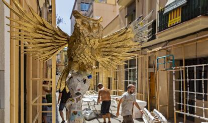 Preparatius al carrer del Progrés, l'any passat poc abans de les festes.