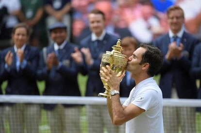 Roger Federer besa la copa de Wimbledon tras ganar la final.