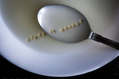 En esa cocina popular, de socorro, con mucho caldo y la sopa necesaria, arroz blanco, patatas hervidas, legumbres de bote, alas de pollo.