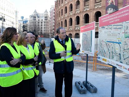 La alcaldesa María José Catalá, la consejera Salomé Pradas, el director de FGV, Alfonso Novo, y el secretario autonómico de Transportes, Vicente Dómine, durante la visita a las obras del cañon peatonal subterráneo este lunes.