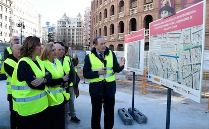 La alcaldesa María José Catalá, la consejera Salomé Pradas, el director de FGV, Alfonso Novo, y el secretario autonómico de Transportes, Vicente Dómine, durante la visita a las obras del cañon peatonal subterráneo este lunes.