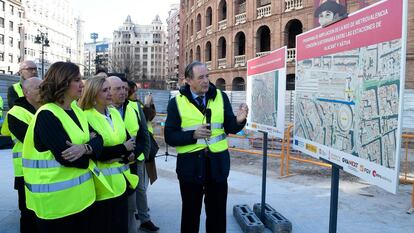 La alcaldesa María José Catalá, la consejera Salomé Pradas, el director de FGV, Alfonso Novo, y el secretario autonómico de Transportes, Vicente Dómine, durante la visita a las obras del cañon peatonal subterráneo este lunes.