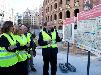 La alcaldesa María José Catalá, la consejera Salomé Pradas, el director de FGV, Alfonso Novo, y el secretario autonómico de Transportes, Vicente Dómine, durante la visita a las obras del cañon peatonal subterráneo este lunes.