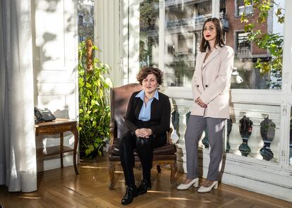 Amparo Martínez y Paloma Álvarez, abogadas que han sufrido actitudes machistas y agresiones durante el ejercicio de su profesión.