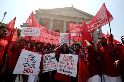 Trabajadores participan en la marcha convocada por sindicatos para celebrar el Día Internacional de los Trabajadores en Bangalore (India).