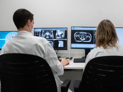 Dos técnicos controlan el único sistema de radioterapia de precisión molecular guiado por resonancia magnética de España, en el Hospital Carlos III