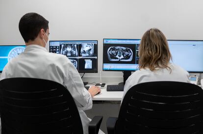 Dos técnicos controlan el único sistema de radioterapia de precisión molecular guiado por resonancia magnética de España, en el Hospital Carlos III