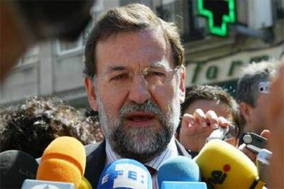 El líder del PP, Mariano Rajoy, responde a los periodistas en Pontevedra.