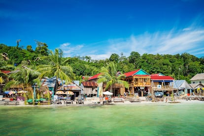 Koh Rong (Camboya). Koh Rong y Koh Rong Sanloem son dos islas de pequeño tamaño situadas a 45 minutos en catamarán desde la ciudad camboyana de Sihanoukville. La primera y más grande, con sus casi 80 kilómetros cuadrados de extensión, cuenta con un buen número de hoteles y restaurantes, mientras que Sanloem, de apenas 10 kilómetros de longitud y silueta de caballito de mar, es mucho más virgen y gusta más a los más aventureros. Las dos tienen, cómo no, playas maravillosas, pero hay que apresurarse en conocer este paraíso antes de que se inaugure un aeropuerto y un buen número de casinos en la isla principal proyectados para atraer a diario a miles de turistas desde China.