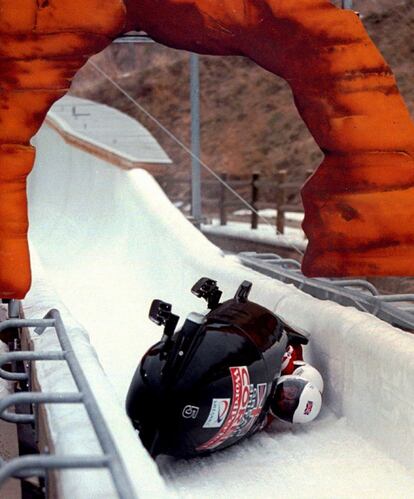 El 'bobs' del equipo británico vuelca sin consecuencias para los deportistas en la pista del Parque de Deportes de Invierno de Utah, donde se celebraron los Juegos Olímpicos de Salt Lake City 2002. Hasta tres equipos de 'bobsleigh' sufrieron el mismo percance.