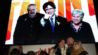 En pantalla, Carles Puigdemont y los consellers cesados, Clara Ponsatí y LLuís Puig en el acto de final de campaña