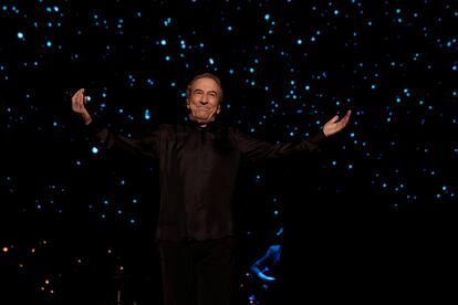El cantante José Luis Perales, durante un concierto en diciembre de 2021 en el WiZink Center de Madrid.