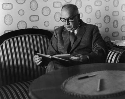 Vladimir Nabokov lee un libro en su habitación del Hotel Montreux Palace en Suiza, 1964.