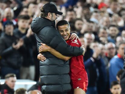 Klopp se abraza a Thiago al sustituirlo.