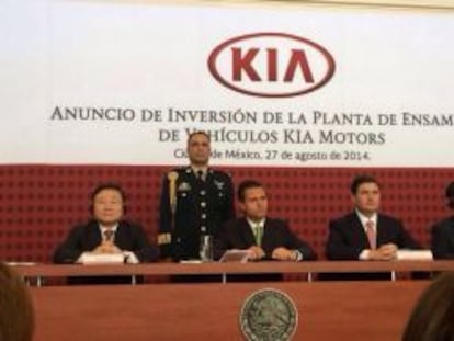 Desde la izquierda, el vicepresidente de Estrategia global de Kia Motors, Hyung-Kun Lee; el presidente de México, Enrique Peña-Nieto; y el gobernador de Nuevo León, Rodrigo Medina.