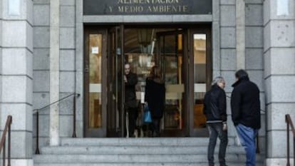 Funcionarios, este jueves, ante el Ministerio de Agricultura.