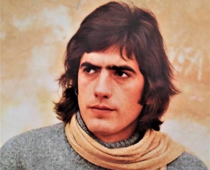 <p><strong>Quién.</strong> Jesús de la Rosa (Sevilla, 1948- Burgos, 1983). Fue el líder de Triana, banda crucial en la fusión del rock con el flamenco. De la Rosa cantaba desde las profundidades del lamento flamenco.</p> <p><strong>Cómo se fue.</strong> Conducía un Citroën de San Sebastián (donde había dado un concierto benéfico para los afectados por unas inundaciones) a Madrid. A la altura de Burgos su coche chocó frontalmente con una furgoneta. El teclado que llevaba en la parte de atrás impactó violentamente contra su cuerpo. A pesar de las heridas el músico ingresó por su pie en el hospital. Sin embargo, en la mesa de operaciones se vio que las heridas eran fatales. Tenía 35 años.</p> <p><strong>Por qué lo echamos de menos.</strong> Porque Triana es el epítome del rock andaluz. Porque Jesús de la Rosa es una de las pocas excepciones de la música española que provoca unanimidad: gusta a todo tipo de gente. Manolo García, por ejemplo, no se cansa de repetir: “Triana fue esencial para que yo me dedicara a la música”.</p>