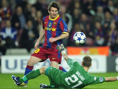 Messi eleva el balón ante el portero Wiland.