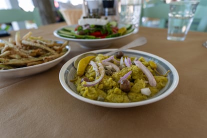 La fava griega acompañada de diversos encurtidos.