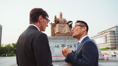 El 'president' Illa junto al delegado de Corea del Sur, Bekiu Kim Jung, junto a la escultura del padre del idioma coreano / ARNAU CARBONELL