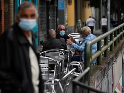 Vecinos de Carabanchel, sentados este domingo en la terraza de un bar de su barrio.