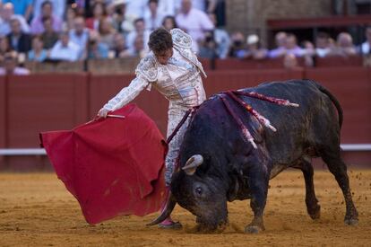 Manuel Escribano durante la faena con el sexto toro al que le cort&oacute; dos orejas. 