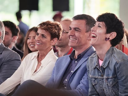 María Chivite, Pedro Sánchez y Elma Saiz, esta mañana en Pamplona, durante el acto del PSOE por el Día de la Rosa en el Palacio de Congresos y Auditorio Baluarte.
