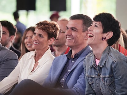 María Chivite, Pedro Sánchez y Elma Saiz, esta mañana en Pamplona, durante el acto del PSOE por el Día de la Rosa en el Palacio de Congresos y Auditorio Baluarte.