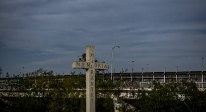 Cruz en memoria de los migrantes que han muerto intentado cruzar la frontera en la ciudad de Reynosa, en México.