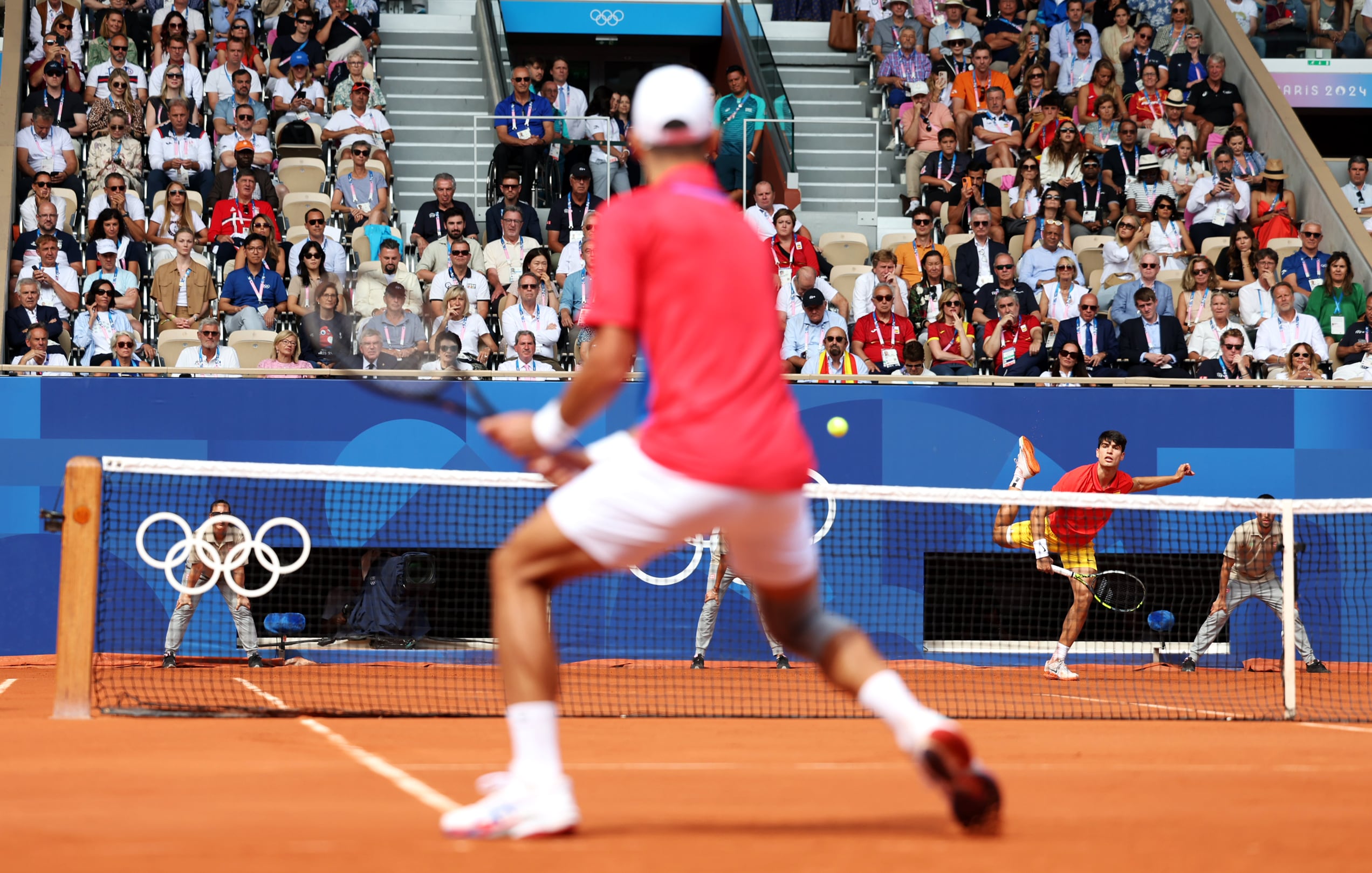 Alcaraz y Djokovic, durante el duelo olímpico en la Chatrier.