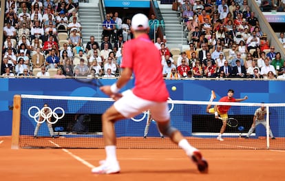 Novak Djokovic (en primer término) y Carlos Alcaraz, durante el partido.