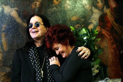 Ozzy y Sharon Osbourne sonríen mientras posan frente a algunos de sus objetos que serán subastados en Beverly Hills, California, el 26 de noviembre de 2007.