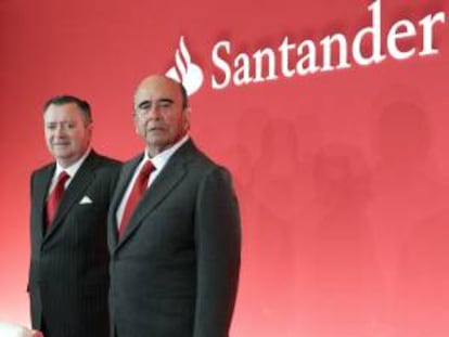 El presidente del Banco Santander, Emilio Botín (d), y el consejero delegado, Alfredo Sáenz. EFE/Archivo