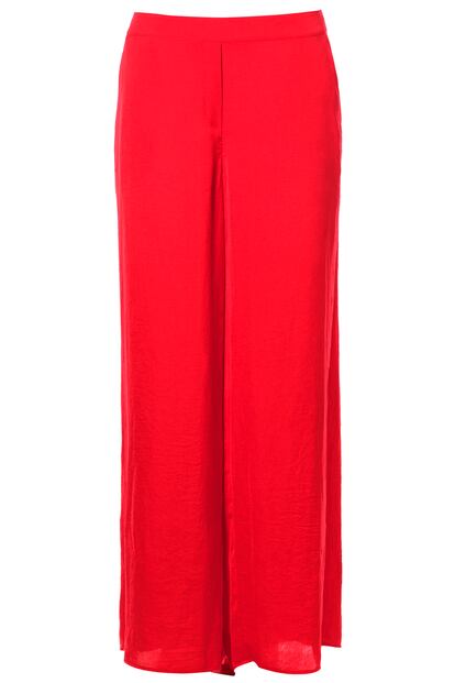 Los pantalones anchos en materiales ligeros son una de las apuestas más comunes que podéis encontrar en low-cost. Además del blanco y el negro, los colores vivos son una apuesta en seguro como éstos en rojo de Zara (39,95 euros).