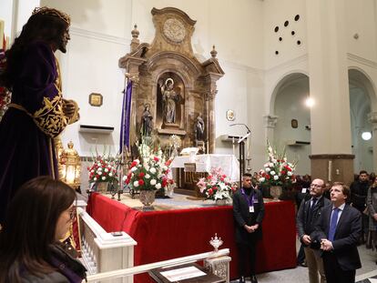El alcalde de Madrid, José Luis Martínez-Almeida (centro), observa la imagen del Cristo el primer viernes de marzo en la basílica de Jesús de Medinaceli de Madrid.