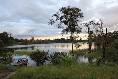 Final de tarde em um lago do rio Trombetas. As distâncias entre as casas variam muito, mas o acesso quase sempre somente é possível de barco com motor ou pequenas canoas, usadas para a pesca.